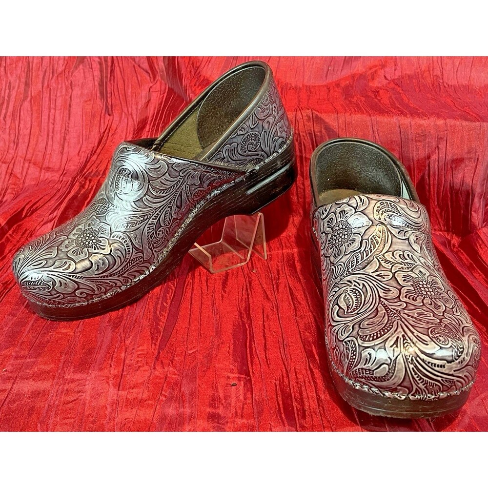 Womens NWOT Dansko Gray Floral Patent Leather Clogs Mules sz 41 (US 9)